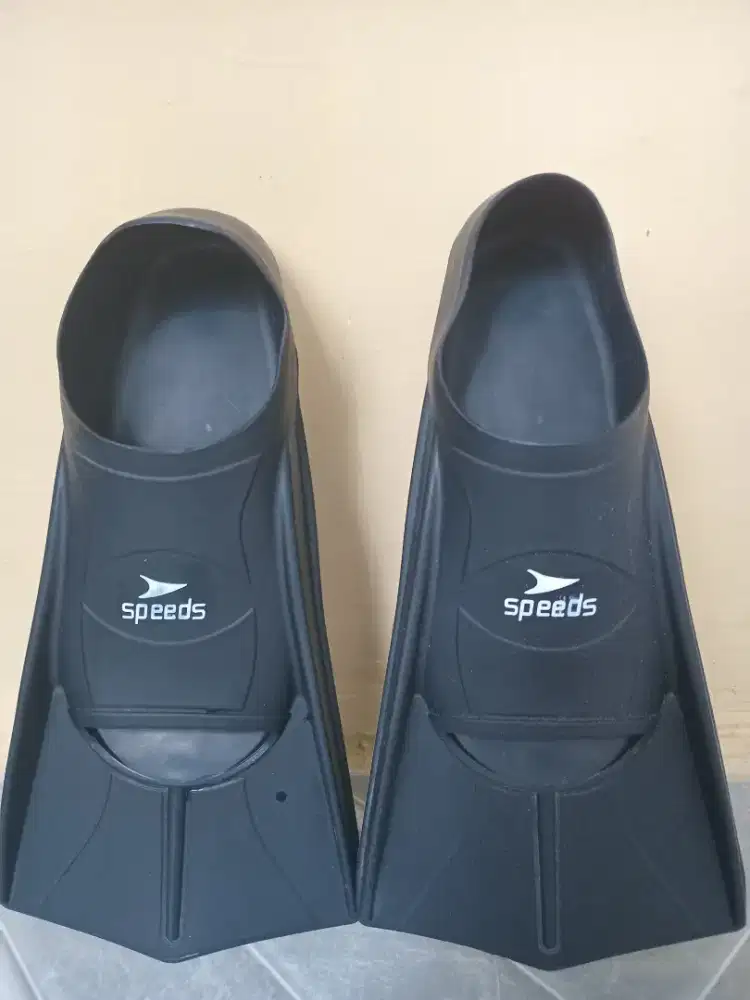 Sepatu renang atau sepatu katak