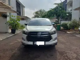 Innova reborn Venturer putih 2018