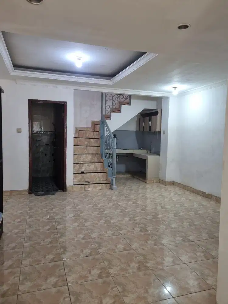 Disewakan Murah Rumah 3 Lantai Unfurnished di Kelapa Gading