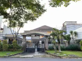 DISEWAKAN RUMAH RAYA DARMO PERMAI NOL JALAN RAYA BESAR MEWAH BISA KOMERSIAL
