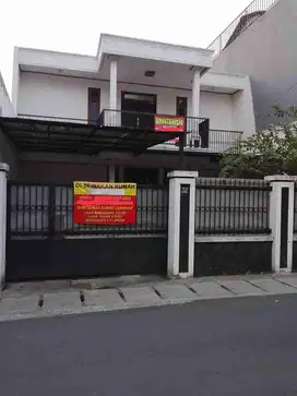 Disewakan Rumah 2,5 Lantai dkt tol simatupang