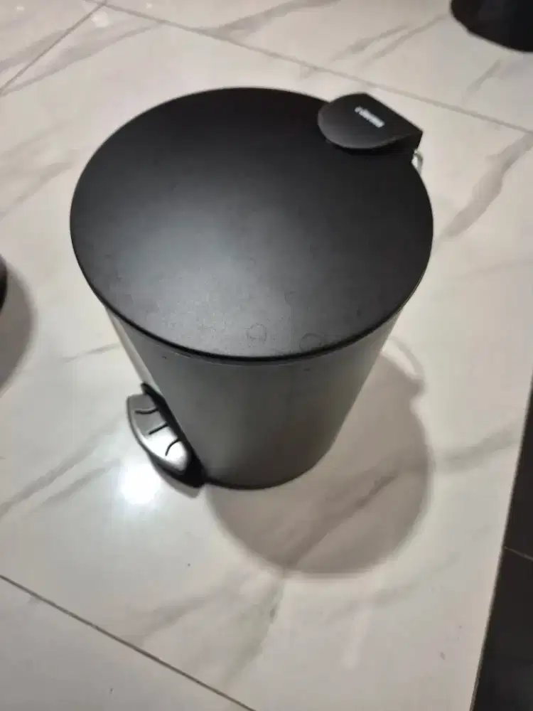 Tempat sampah Informa