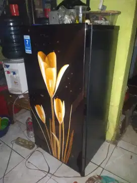 Dijual kulkas merek SHAP AQUA masih bagus