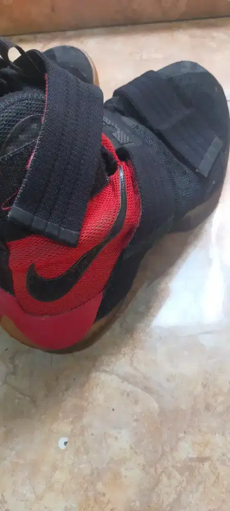Sepatu olahraga