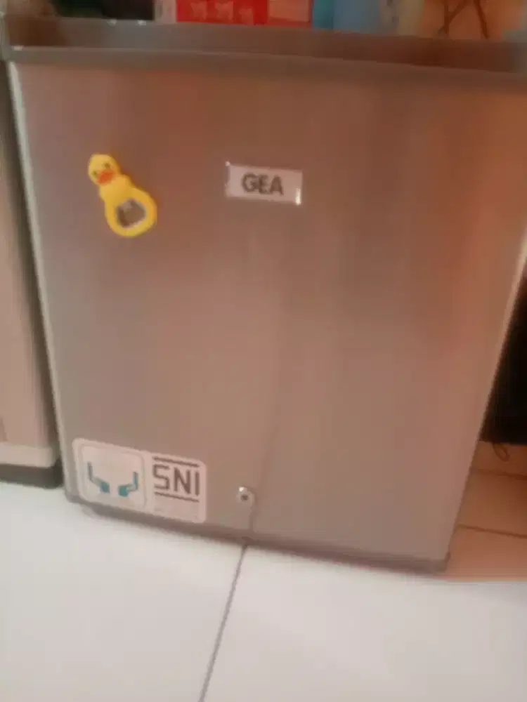 Kulkas mini merk gea