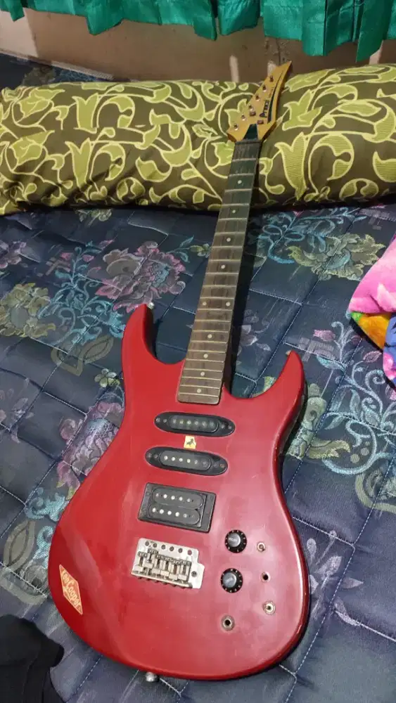 Dijual gitar langka merk Prince, bisa dimainkan tangan kanan dan kiri.