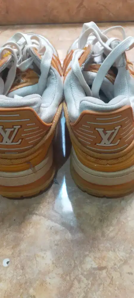 Sepatu LV warna Kuning