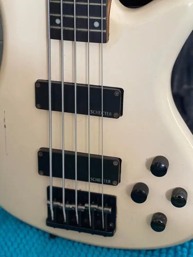 Bass schecter 5 senar