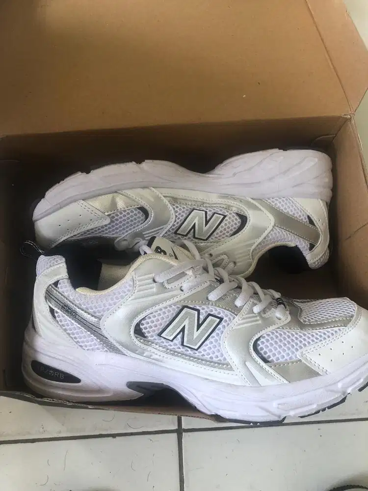 Sepatu pria dan wanita