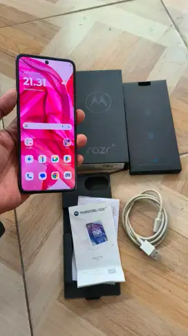 Motorola Razr+2024 flip 12/256 Fullset beacukai on bisa tt hp
