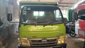 Mobil truk Hino Engkel tahun 2013