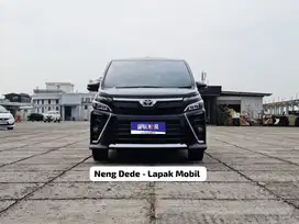 Toyota Voxy 2.0 AT 2018