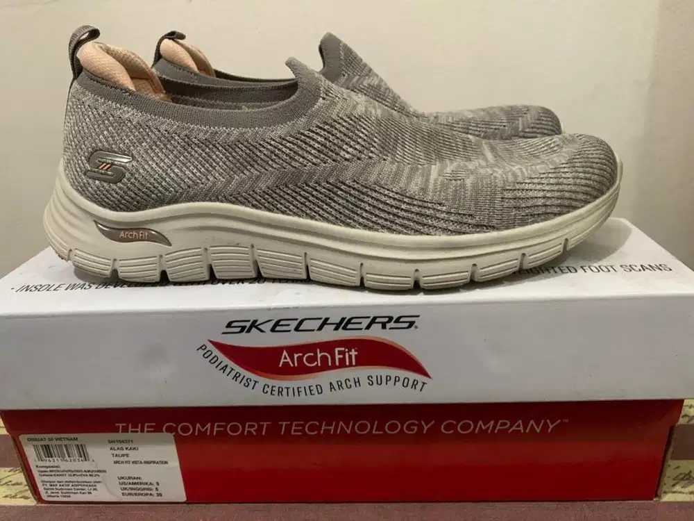 Sepatu SKECHERS size 9
