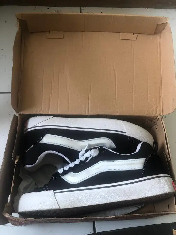 Sepatu pria dan wanita