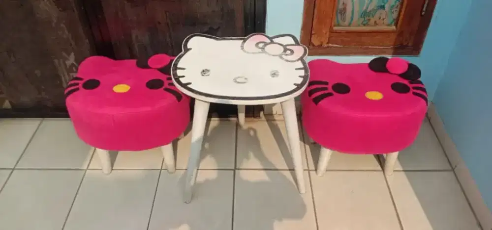 Kursi dan meja Hello kitty