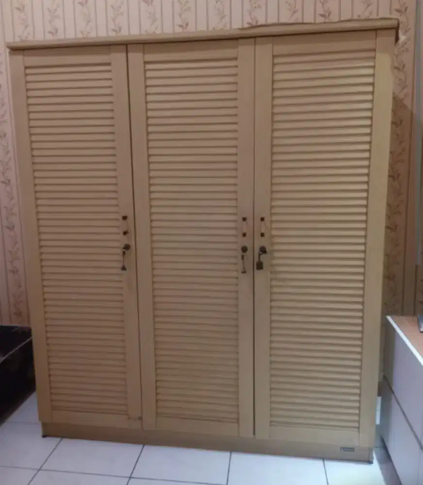Lemari pakaian 3 pintu