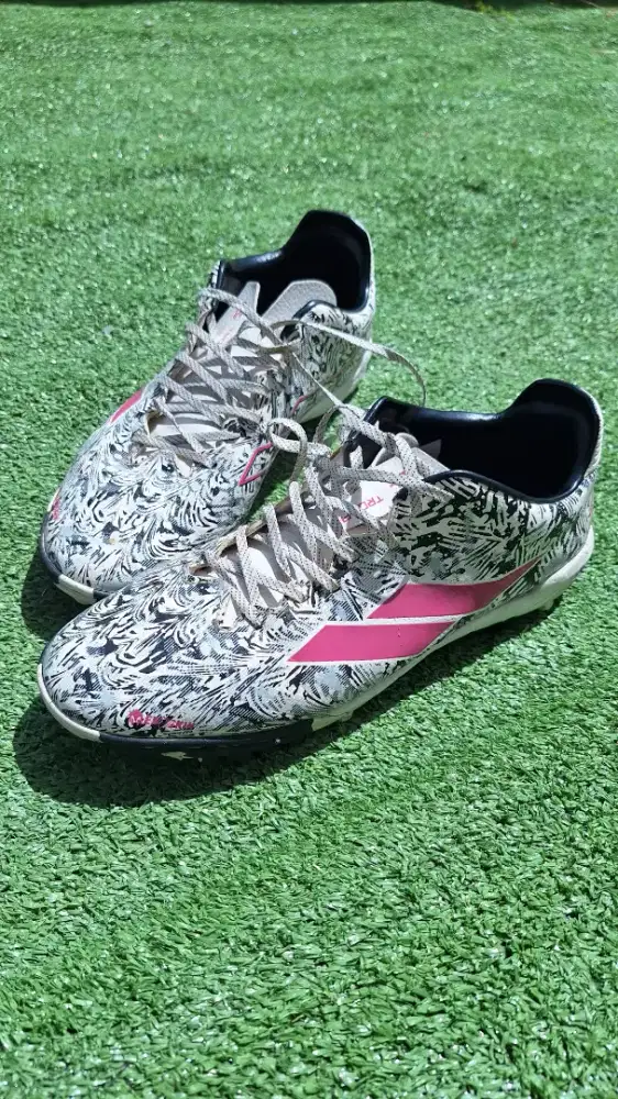 Sepatu Bola Mills Baru