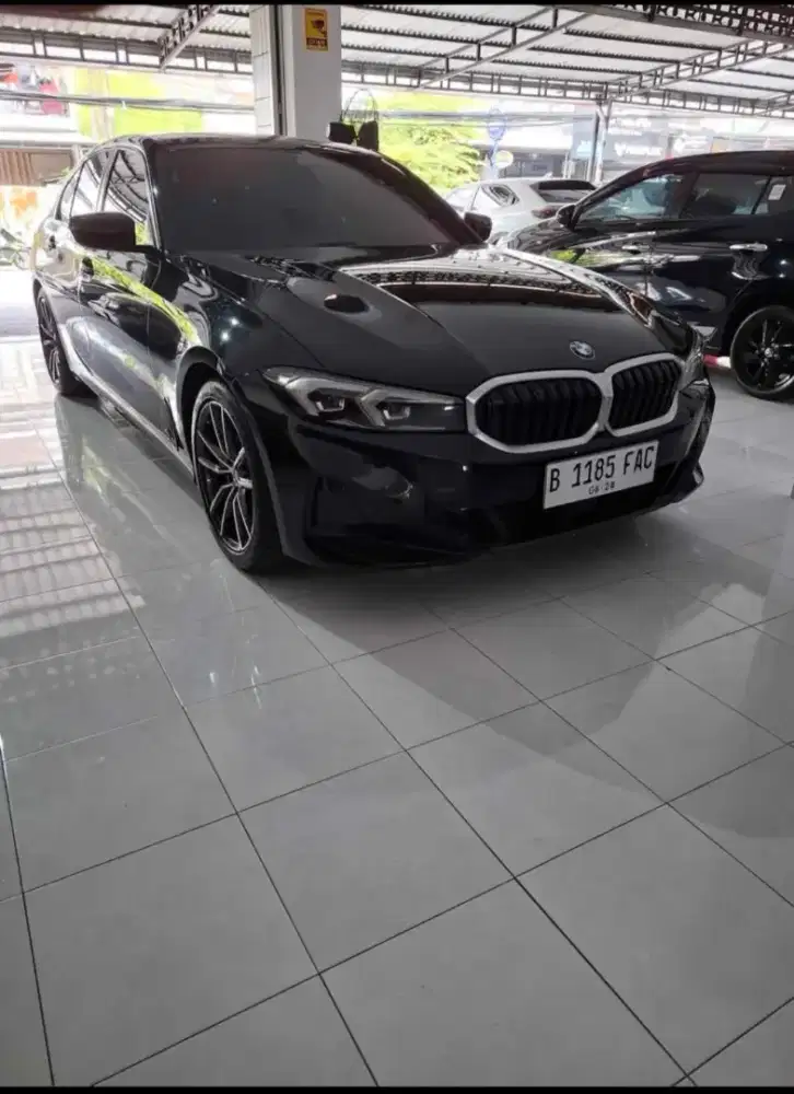 BMW 320 i hitam 2023