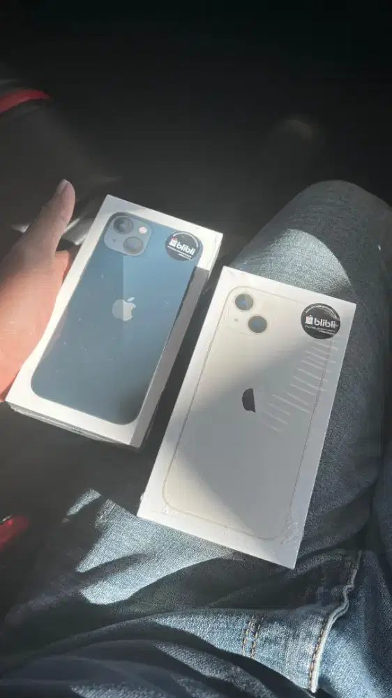 Iphone 13 128 warna hitam dan putih