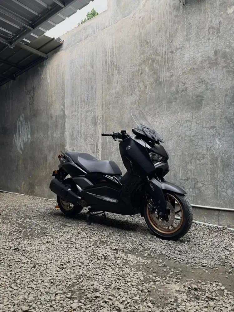Yamaha Xmax connected 250 hitam