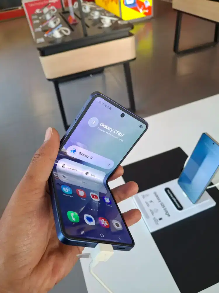 SAMSUNG Z FLIP7 FREE BUDS FE + ZPREMIERE 2 TAHUN DAN GOOGLE Ai PRO