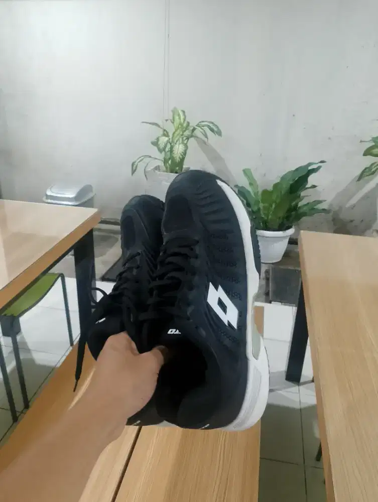 Di kasih tapi kegedean Spatu Tenis Lotto British Pria berwarna Hitam