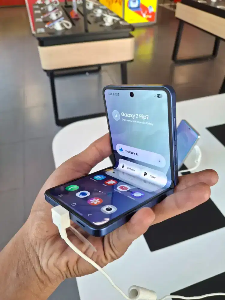 SAMSUNG Z FLIP7 5G (BONUS BUDS FE + ZPREMIERE 2 TAHUN & GOOGLE Ai PRO)