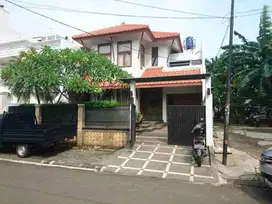 Disewakan Rumah Siap Huni, Nyaman Asri di Pondok Indah