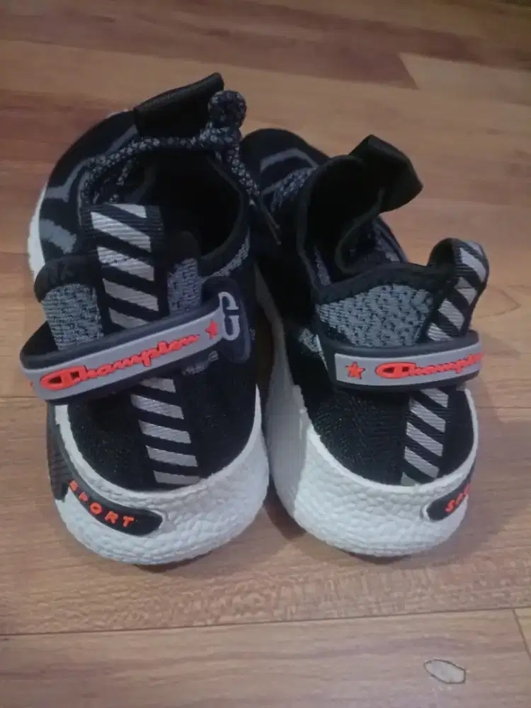 SEPATU IMPORT BARANG BARU UKURAN 40 - MURAH !!