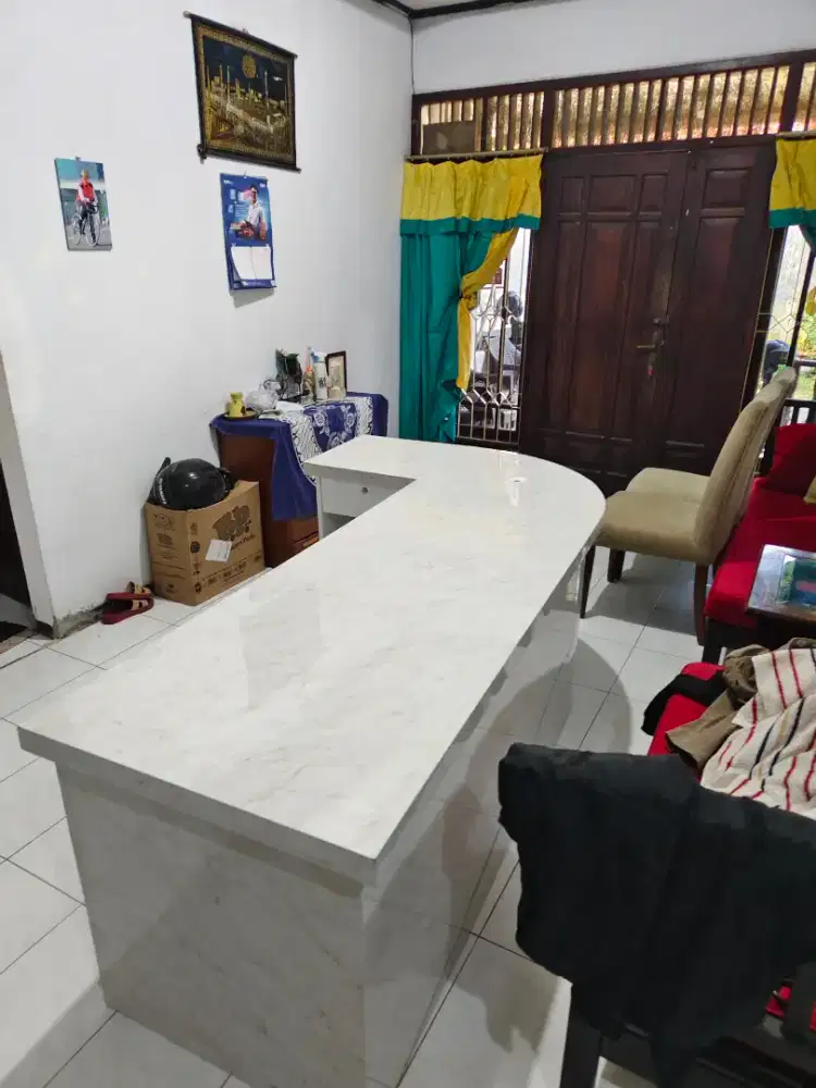 Meja kerja panjang