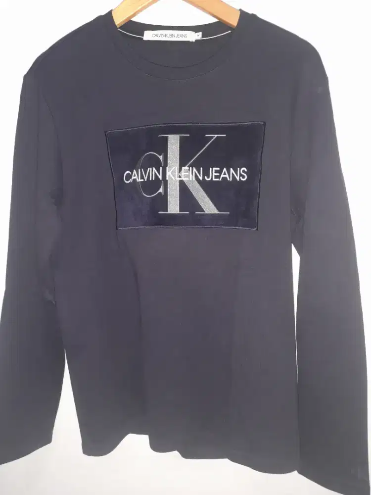 Calvin klein ori sz M 
Kondisi 95% baru pake sekali
Harga baru 1,3jt