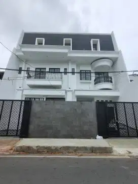 Rumah baru 3 lantai di area premium Tomang Jakarta Barat