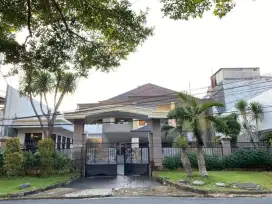 DiSewakan Rumah komersial Raya Darmo Permai selatan
-Dekat Family Mart