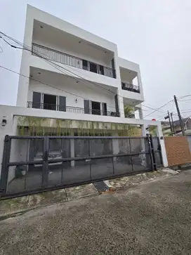 Rumah modern tropis siap huni di komplek Jatibening Bekasi