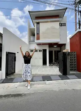 Rumah baru mewah modern 2 lantai, lokasi strategis dekat JEC Ringroad