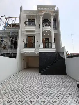 Rumah baru design classic di Pejaten barat jakarta selatan