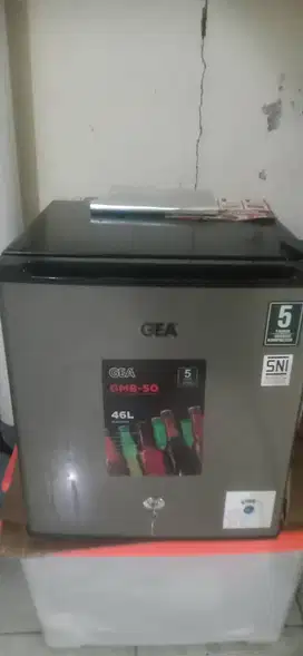 Kulkas GEA mini bas 46L bekas