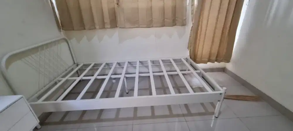 Ranjang besi putih INFORMA 180X200.  No minus