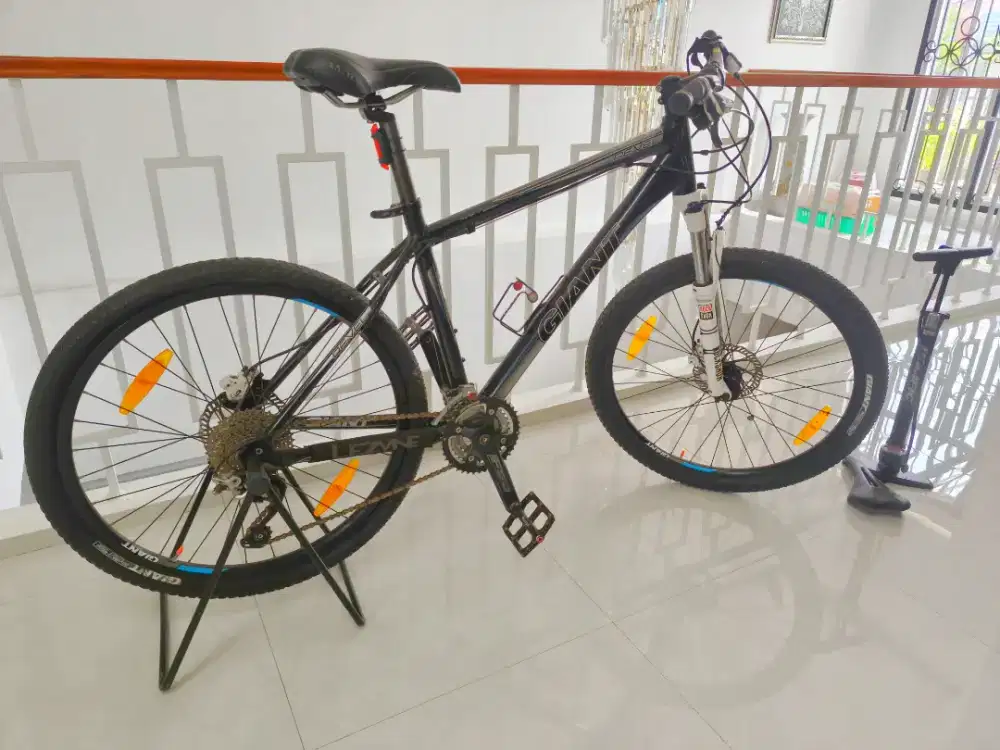 Dijual SEPEDA MTB GIANT + ROCK SHOX baca deskripsi