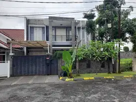 Rumah mewah semi furnish di cluster Batununggal indah