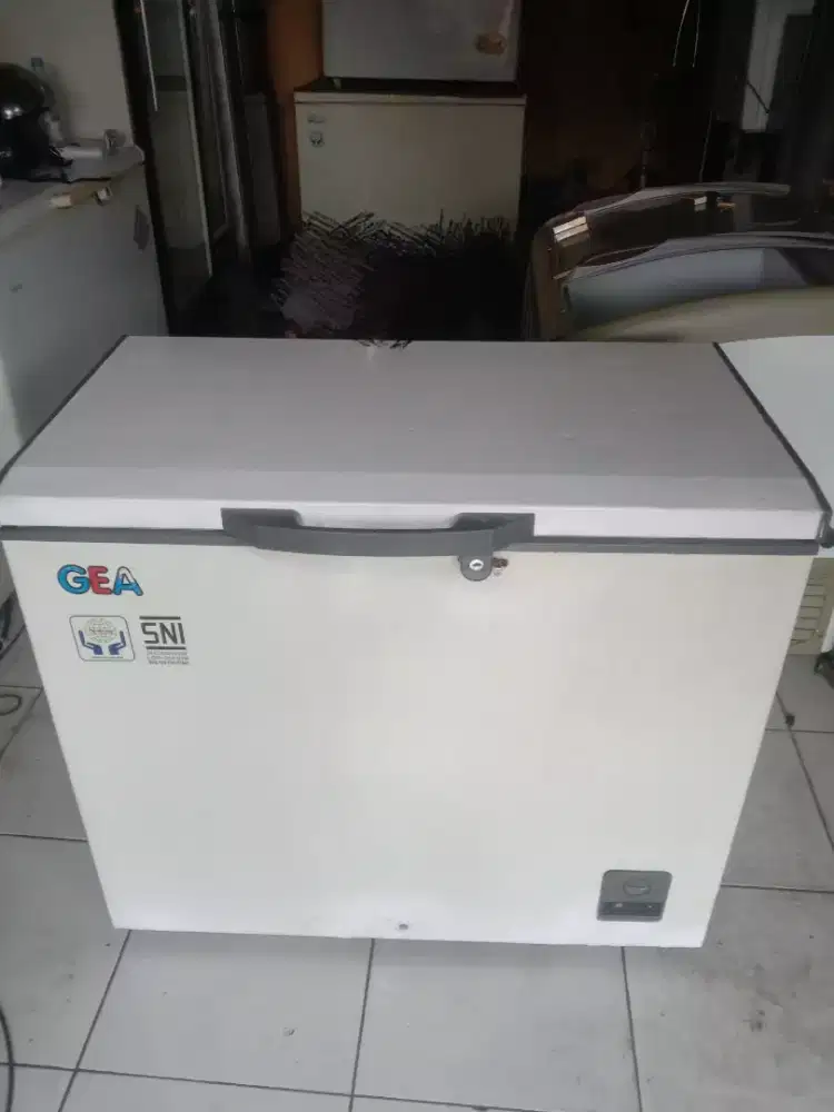 Dijual cepat freezer box Gea