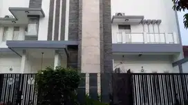 Rumah Bagus dengan Kolam Renang di Kemang Pratama Bekasi