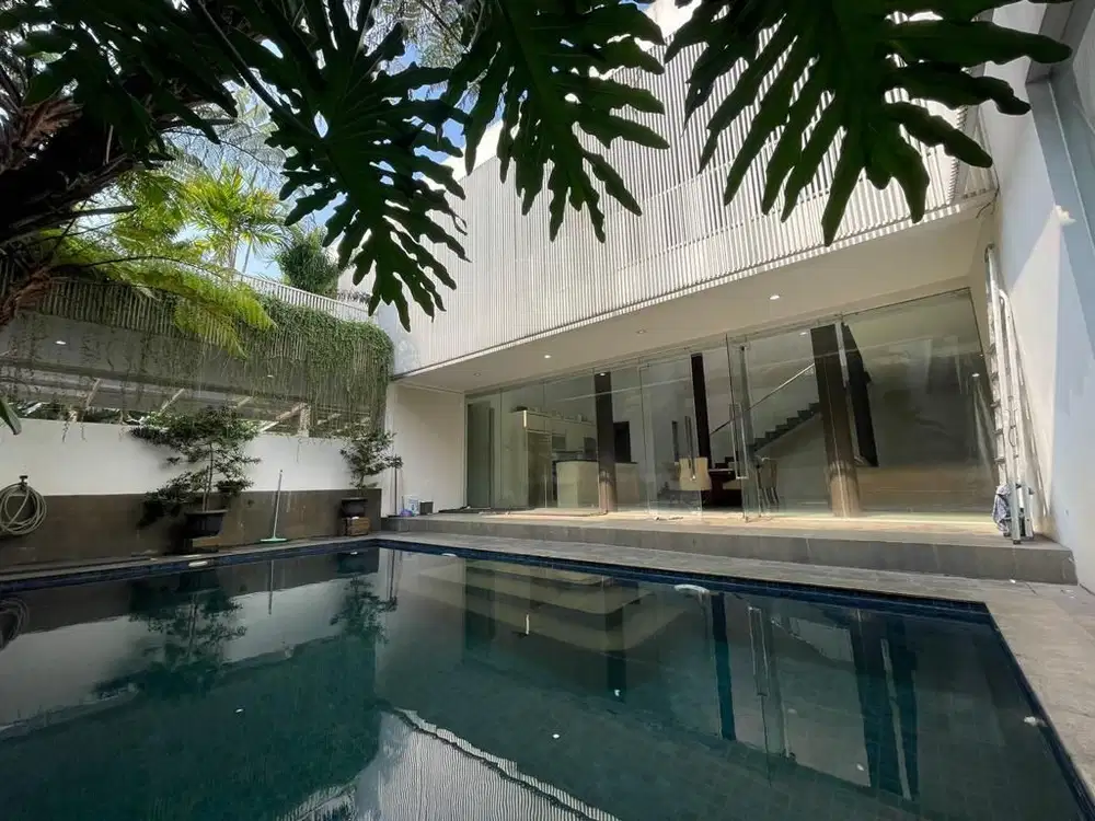 Dijual rumah cantik desain Tropical Home di Cirendeu