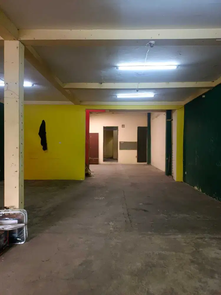 Disewakan Gudang Ex showroom Strategis Di Jalan Raya Bekasi , Bekasi