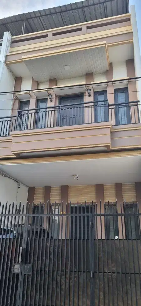 Rumah 3 Lantai di Gelong Baru Tomang Jakarta Barat
