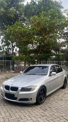 BMW 320i 2009 Bensin
