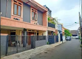 RUMAH CANTIK DI KAMPUNG AMBON AKSES JALAN 2 MOBIL
