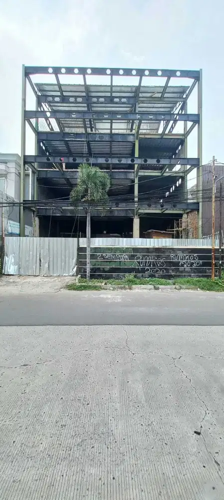 Dijual Bangunan Multifungsi 4 Setengah Lantai Terima Jadi di Green gar