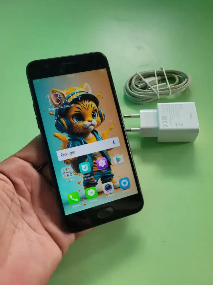 Oppo A57 versi pertama ya..mlus kmera jernih ram 3/32 mulus hp charger