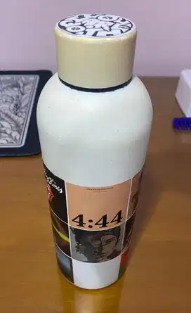 botol minum dengan sticker album musik